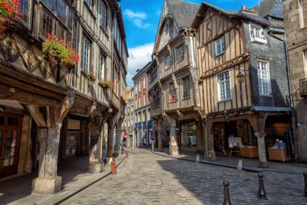 Petit Manoir Proche Dinan - D'hotes * Lanvallay